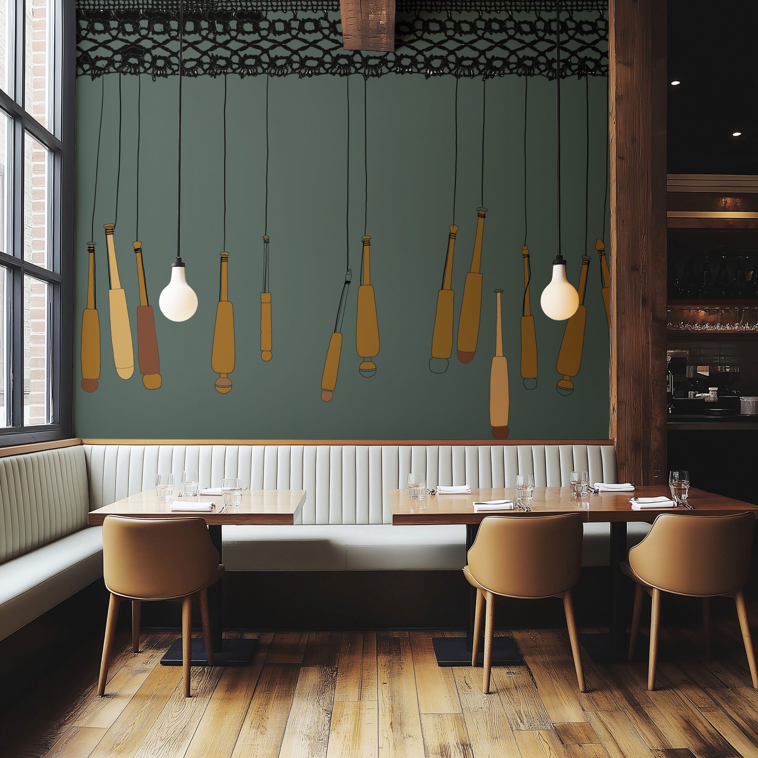 Modernes Restaurantinterieur mit Loft-Charakter mit heller Sitzbank. Auf der rechten Seite ist eine große Fensterfront, durch die Licht auf die eingedeckten Tische fällt. An der Rückwand ist ein Wandbild mit einem erzgebirgisch inspirierten Motiv mit Spitzen und Klöppeln.