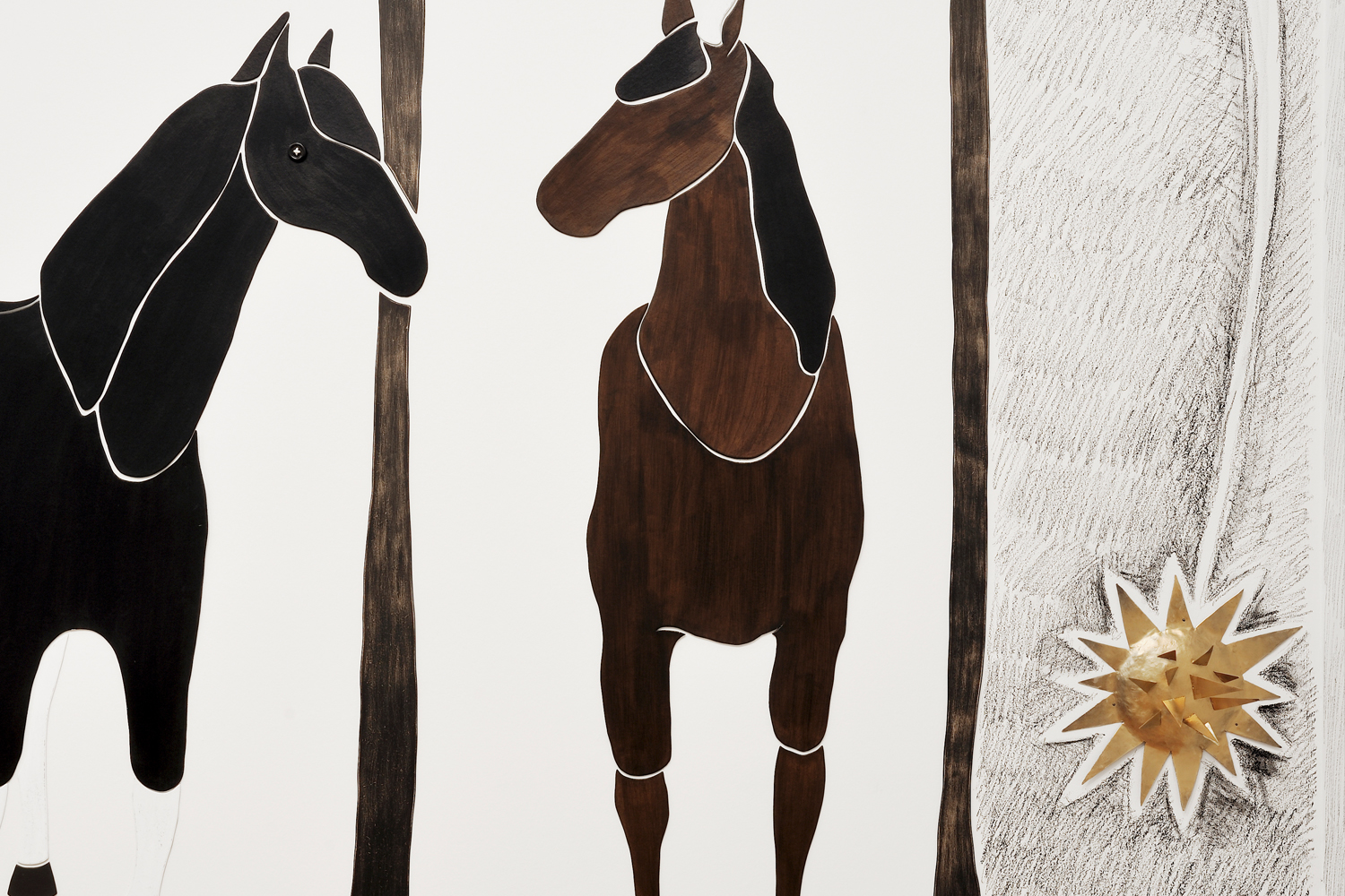 Künstlerische Wandgestaltung mit Pferdemotiv. Ein braunes und ein schwarzes Pferd stehen nebeneinander und haben Ihre Köpfe zueinander gedreht. Neben ihnen ist ein Stern aus Messing.