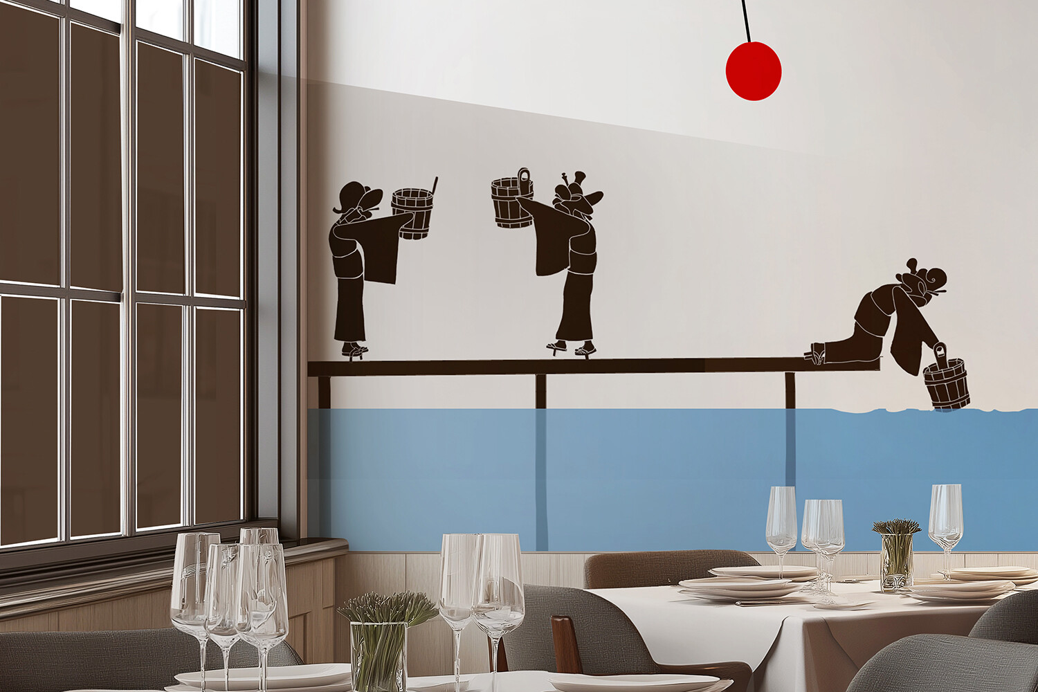 Künstlerisch gestalteter Restaurantbereich mit Wandkunst in Form von stilisierten Geisha Figuren ueber einer blauen Flaeche und roten Akzenten.